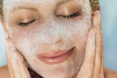 3大洗脸坏习惯，让毛孔越洗越